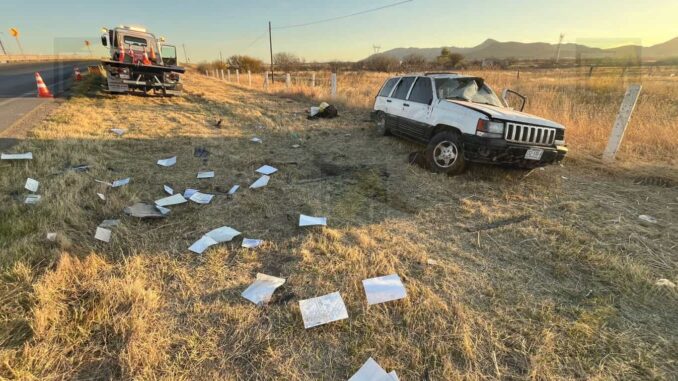Aparatosa volcadura en el libramiento deja a conductor con lesiones de gravedad