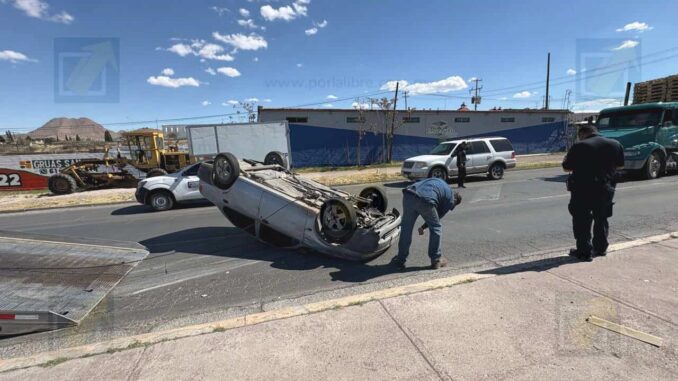 Choque provoca volcadura y congestión vial en la avenida Silvestre Terrazas