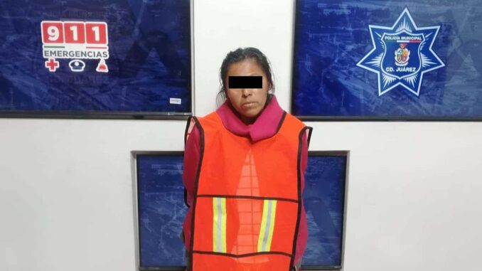 Arrestan a mujer por dañar cámara de Juarez Vigilante