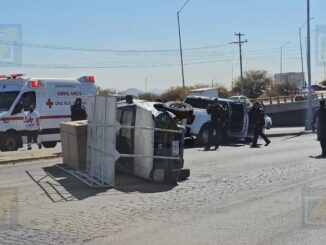 Se registra volcadura en la Tecnológico tras choque entre patrulla y camioneta de carga