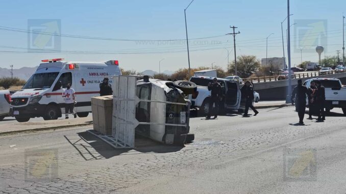 Se registra volcadura en la Tecnológico tras choque entre patrulla y camioneta de carga