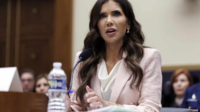 Varios sectores reciben con beneplácito la salida de Noem del DHS y exigen reformas