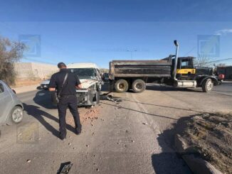 Choque entre camión de volteo y camioneta en avenida Fuerza Aérea; un herido