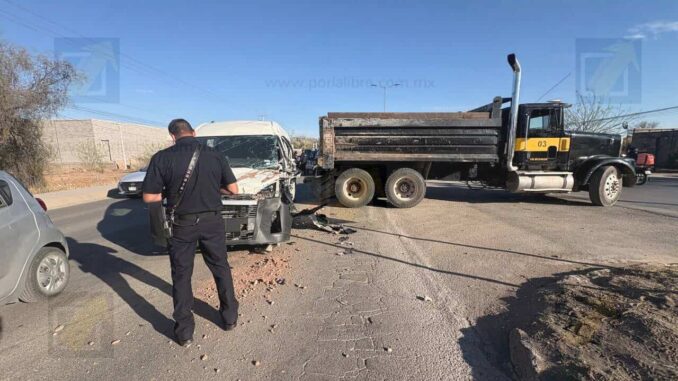 Choque entre camión de volteo y camioneta en avenida Fuerza Aérea; un herido