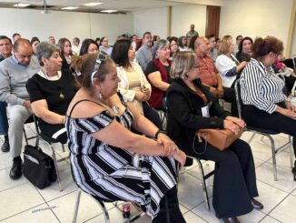 Entregan autoridades educativas bono de recuperación a personal jubilado y pensionado