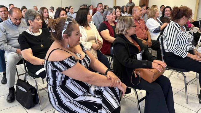 Entregan autoridades educativas bono de recuperación a personal jubilado y pensionado