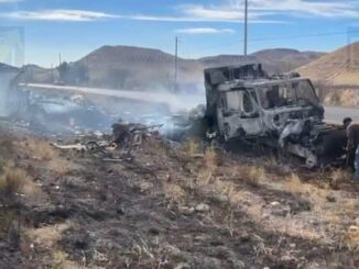 Choque entre tractocamiones provoca incendio y caos vial en la carretera Delicias–Chihuahua
