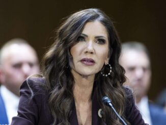 Demócratas en el Senado van por iniciar una investigación contra Kristi Noem