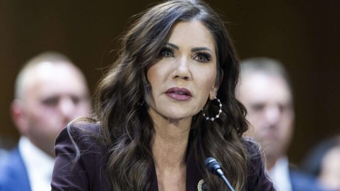 Demócratas en el Senado van por iniciar una investigación contra Kristi Noem