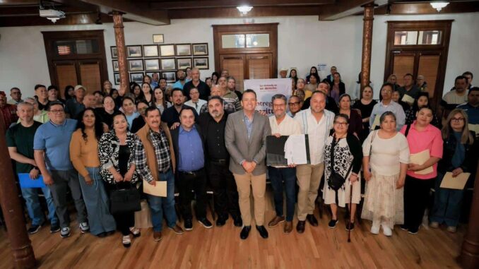 Entrega Marco Bonilla a 74 familias escrituras de sus casas 
