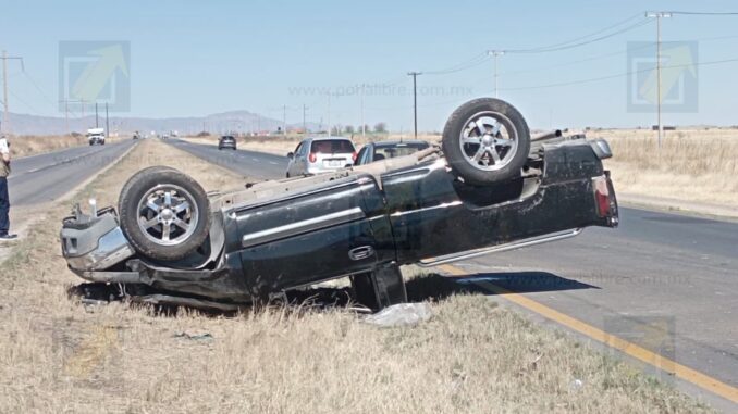 Volcadura en la carretera Juárez–Chihuahua deja a conductor lesionado