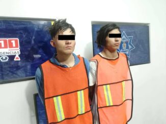 Detienen a dos por robo de vehículo con violencia