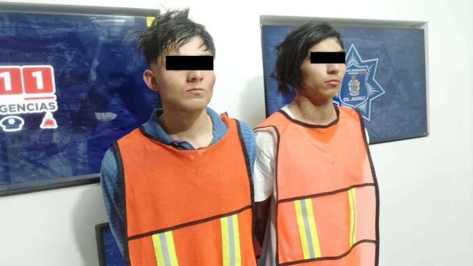 Detienen a dos por robo de vehículo con violencia