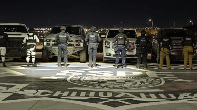 Aseguran 13 vehículos con reporte de robo y más de 4 mil botellas de alcohol en San Buenaventura