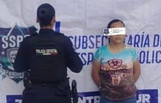 Detienen a mujer por resistencia y presunta participación en secuestro de funcionario en Coyame