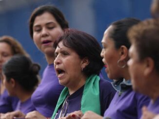 Llegan al Zócalo contingentes de mujeres