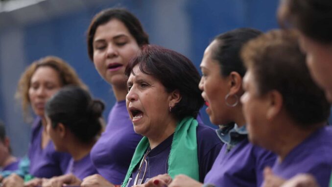 Llegan al Zócalo contingentes de mujeres