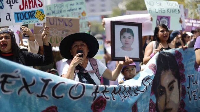 Miles de mujeres marchan en la CDMX por el #8M