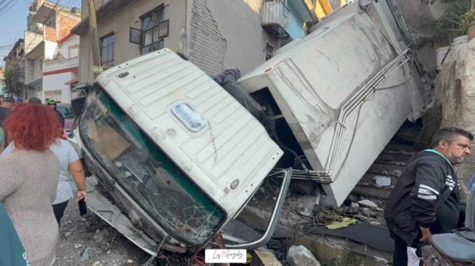 Accidente en Naucalpan, Edomex, deja una persona muerta y otra herida