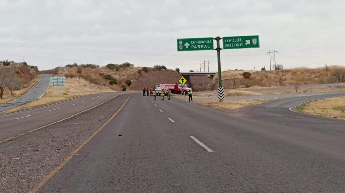 Vuelca pipa con químico en carretera Cuauhtemoc-Chihuahua; cierran tramo y desvían tráfico