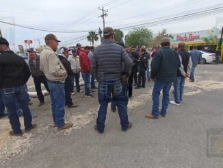 Productores de frijol derraman grano frente a Salgamex y exigen ser incluidos en programa de ingreso objetivo