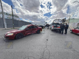 Conductora omite el rojo;  tres atrapados en Flores Magón y calle 60