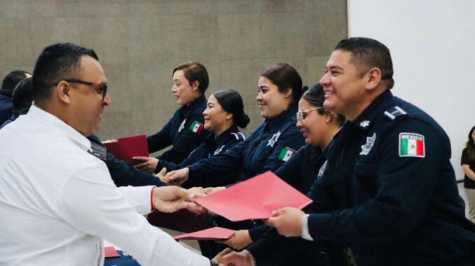 Entregan certificados de preparatoria a 98 elementos de seguridad tras concluir sus estudios