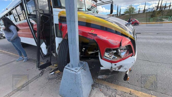 Camión con bachilleres se estrella contra poste en la Cantera tras presunto exceso de velocidad