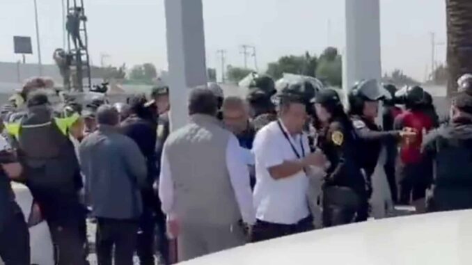 Taxistas bloquean accesos a terminales 1 y 2 del AICM hoy 11 de marzo de 2026