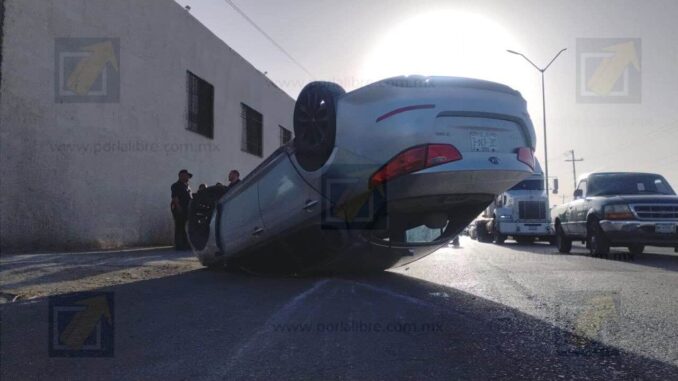Vuelca tras chocar contra luminaria en acceso a San Guillermo