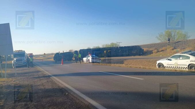 Vuelca camión nodriza cargado con vehículos en la carretera Delicias–Saucillo; pérdidas millonarias