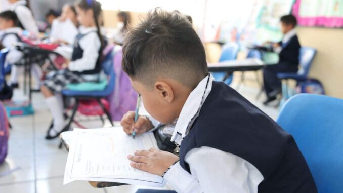 Morelos regula uso del celular durante clases, ¿cuándo sí estará permitido?