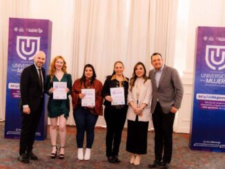 Entrega Marco Bonilla reconocimiento a primeras egresadas de la Universidad de las Mujeres