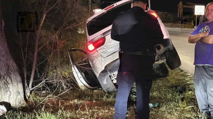 Vehículo queda a punto de caer a arroyo tras accidente en la carretera Chihuahua–Aldama