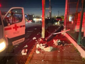 Choque contra poste deja lesionados y provoca apagón en cruce de la Fuentes Mares 
