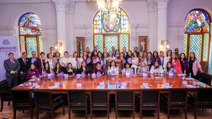 Toma Marco Bonilla protesta a integrantes del primer Cabildo de Mujeres