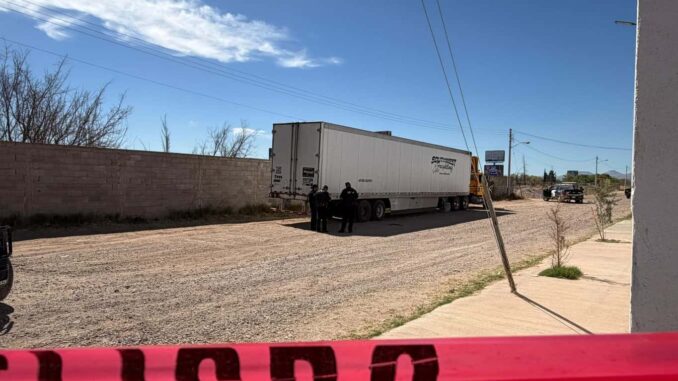 Recuperan municipales y militares en Rancho de Enmedio tráiler robado con violencia