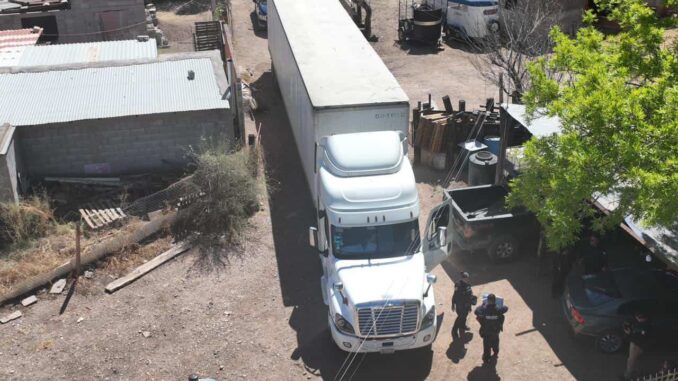 Recuperan tractocamión y caja remolque con reporte de robo en Rancho de Enmedio