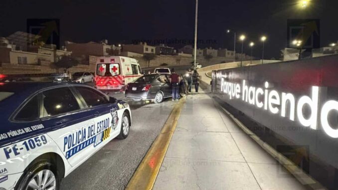 Pierde el control y se impacta contra banqueta