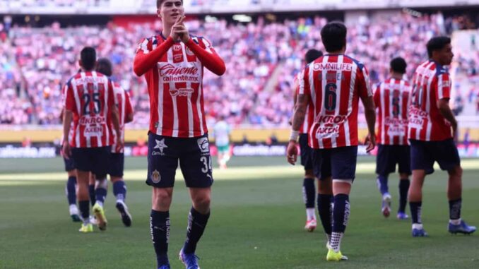 Doblete de la ‘Hormiga’ González y Chivas gana