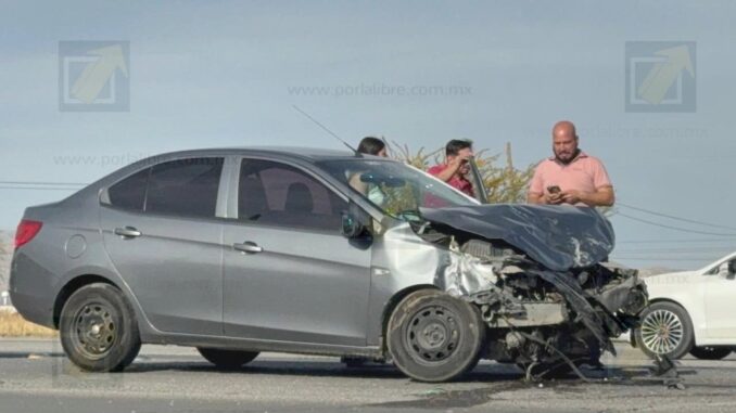 Choque y volcadura en el Lombardo Toledano deja dos conductores lesionados