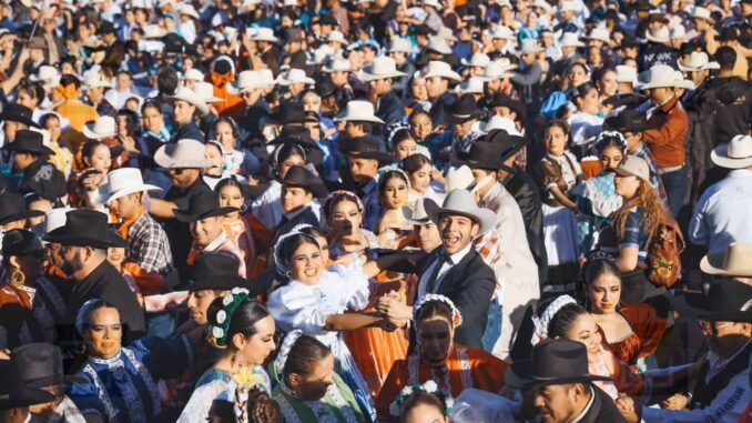 Nuevo récord de 3 mil 754 bailarines en Polka Monumental 2026; Marco Bonilla recibe premio internacional