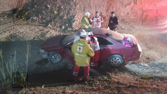 Mujer cae con su vehículo a canal en la colonia Dale tras perder el control