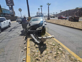 Pierde control en curva del Juventud y provoca  fuerte choque