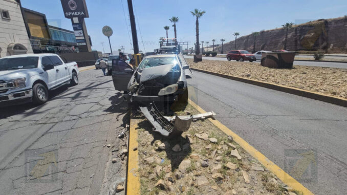 Pierde control en curva del Juventud y provoca  fuerte choque