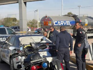 Hombre intoxicado se sube en patrulla durante percance vial; es detenido