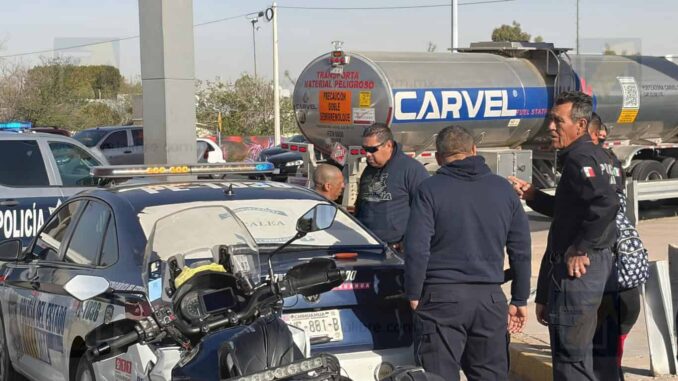 Hombre intoxicado se sube en patrulla durante percance vial; es detenido