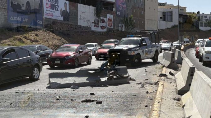 Conductora pierde el control y se estrella contra muro en La Cantera