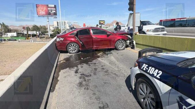 Fuerte choque en puente de la Teófilo Borunda deja daños materiales y cuatro personas lesionadas