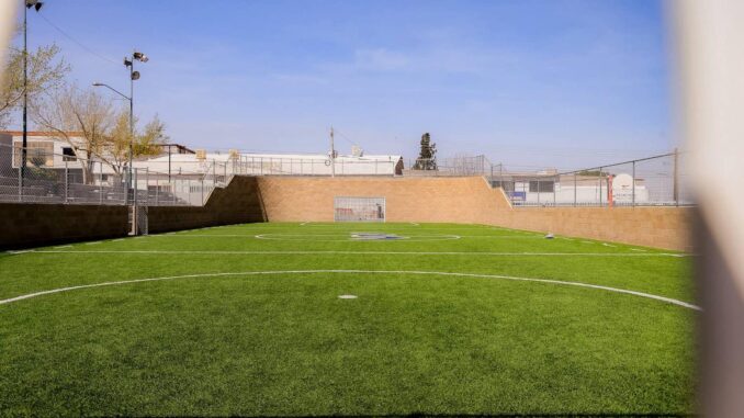 Entrega Marco Bonilla cancha de futbol rápido en “El Bule”
